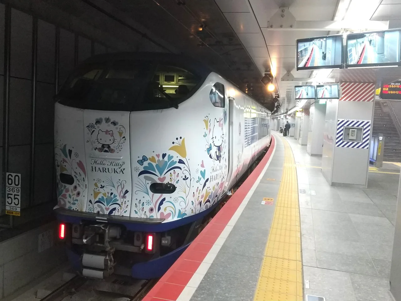 오사카역 우메키타 지하 승강장에 정차한 하루카 열차