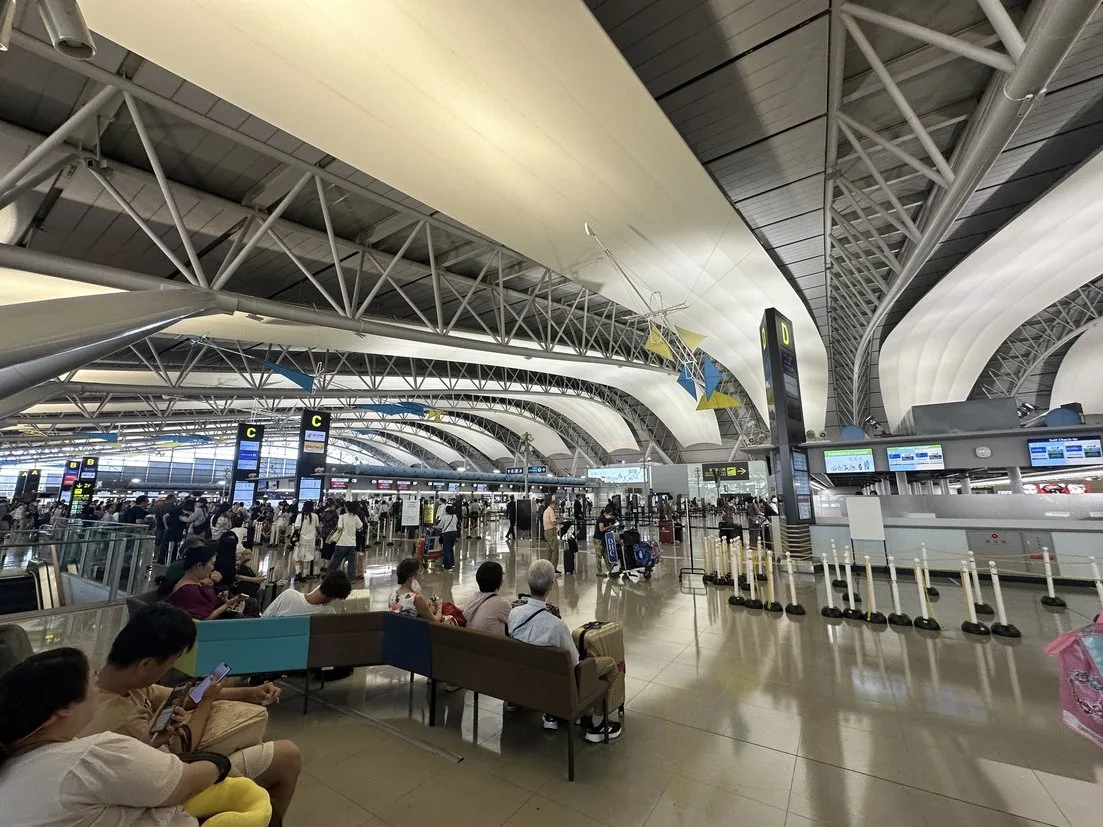 간사이공항 제1터미널 출발층에서 수하물과 함께 대기하는 여행객들