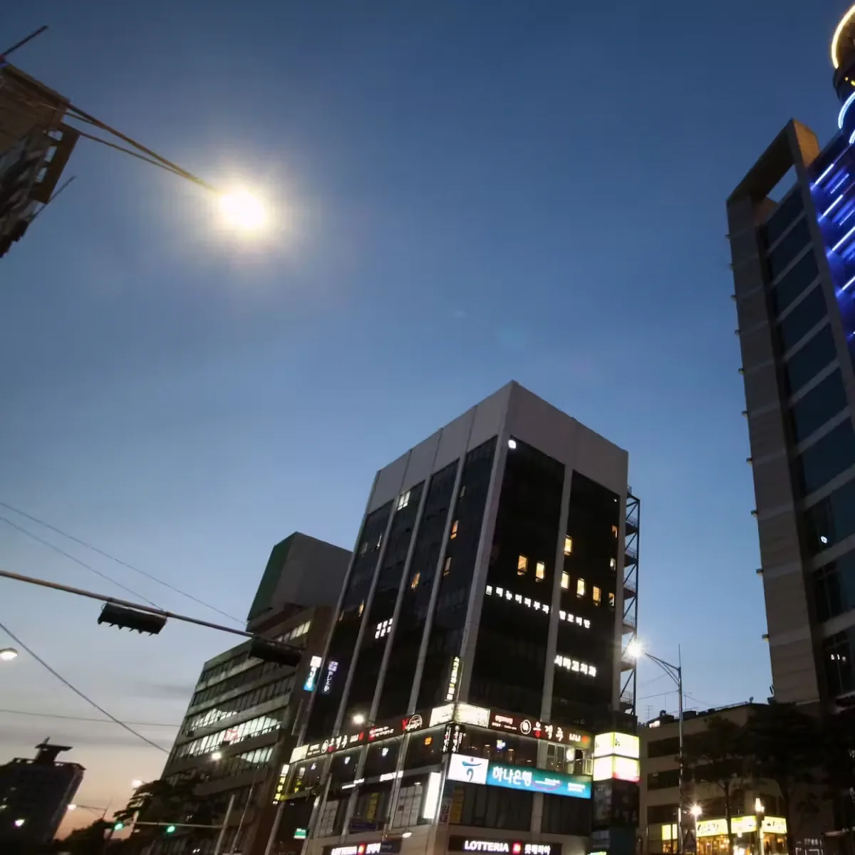 Building containing KSTAR Metro Hotel near Dongdaemun History and Culture Park at dusk