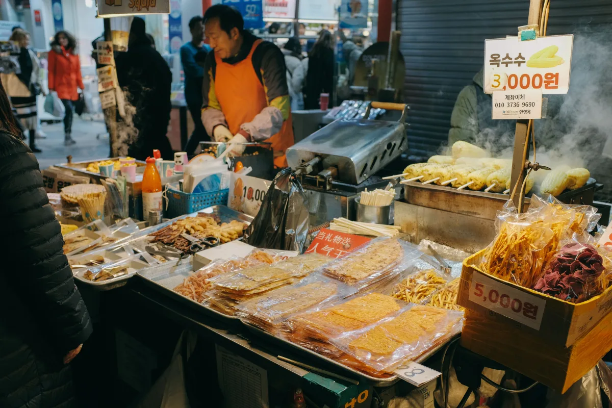 A Seoul market stall preparing corn and Korean street snacks