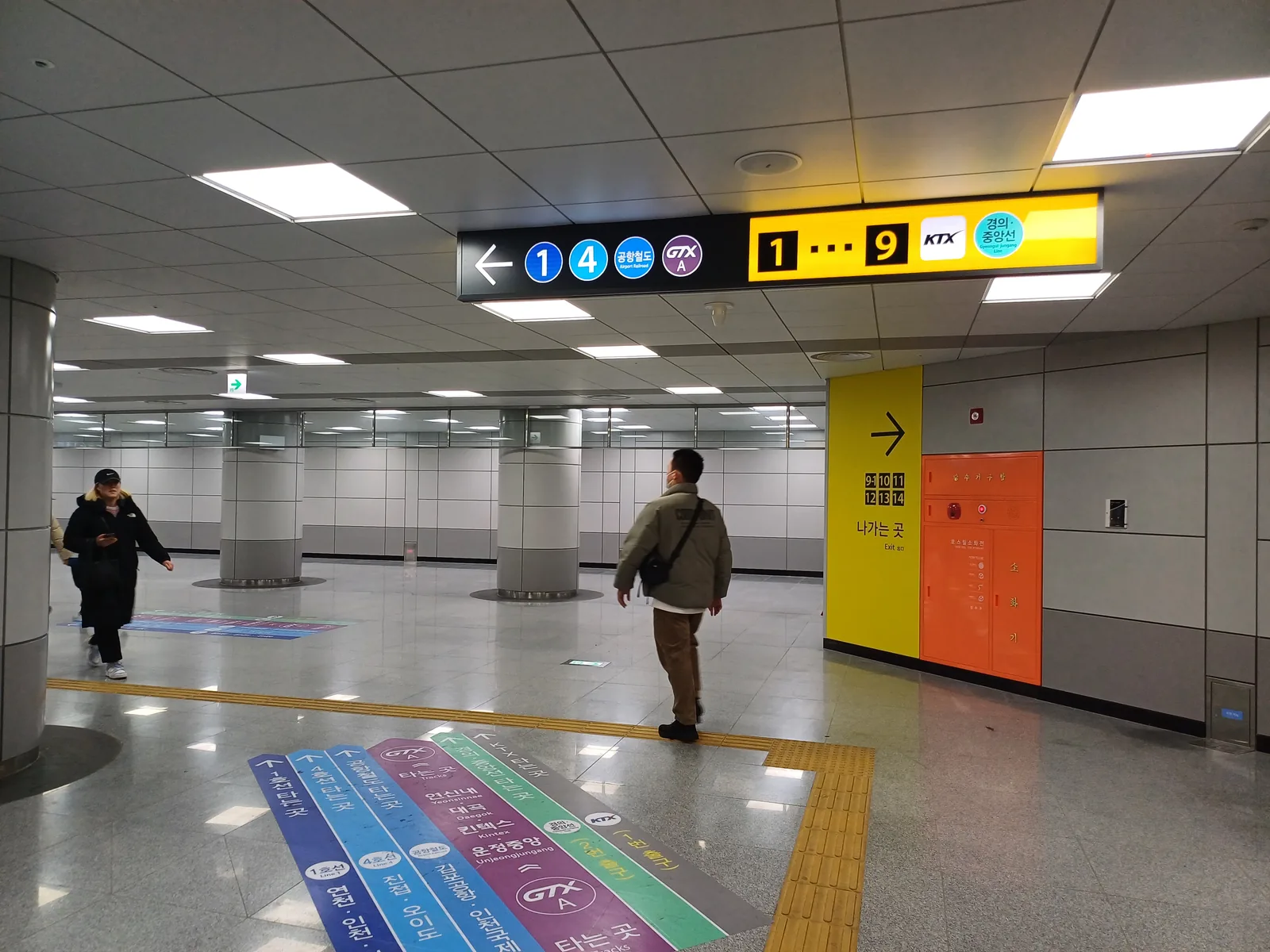 Directional signs inside Seoul Station for subway lines, AREX, GTX-A, and KTX platforms