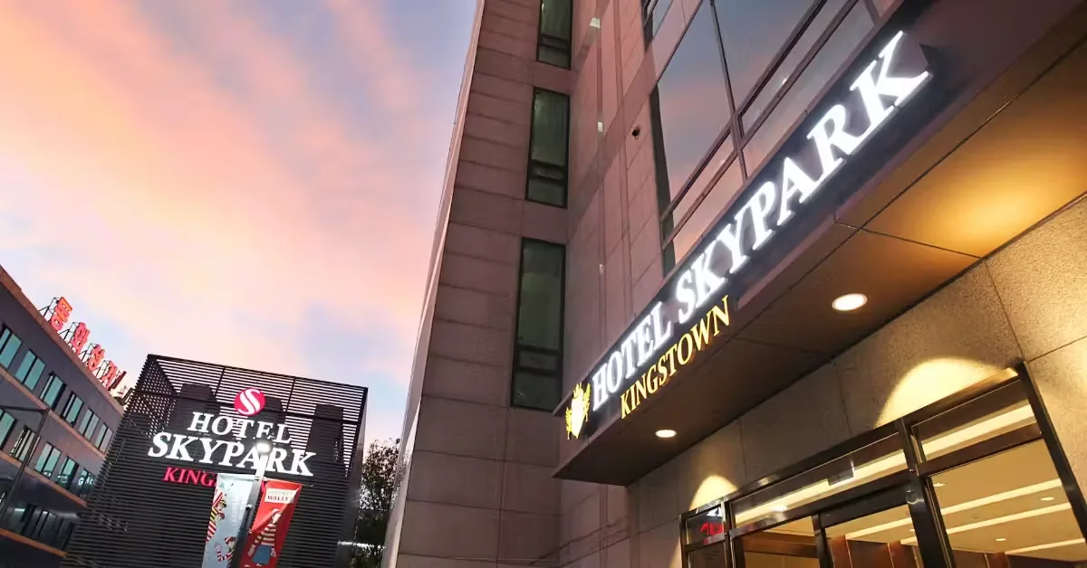 Entrance signs for Hotel Skypark Kingstown Dongdaemun at dusk